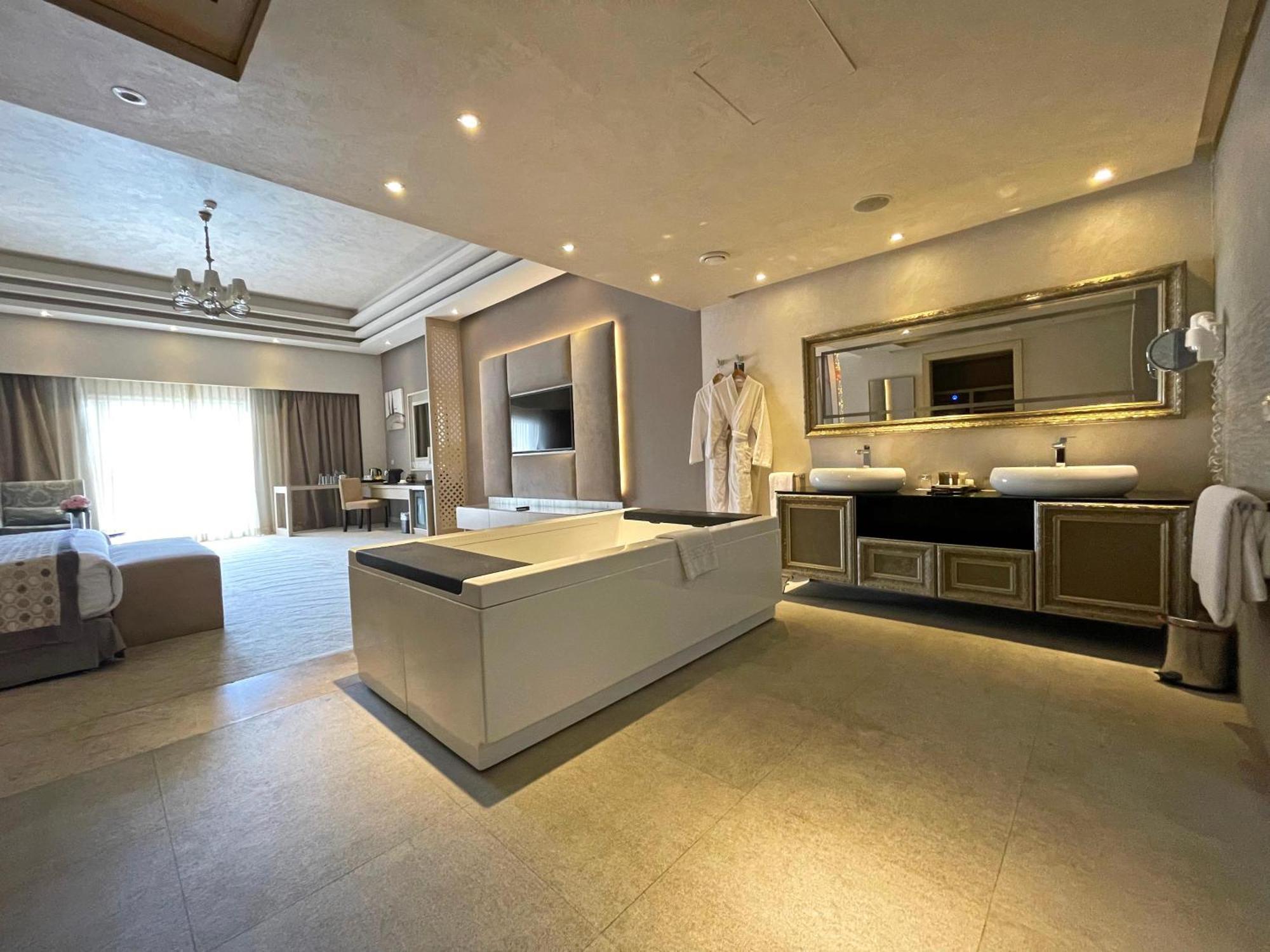 Kaisol Romance Resort Sahl Hasheesh - Adults Only Hurghada Luaran gambar A bathroom at the hotel